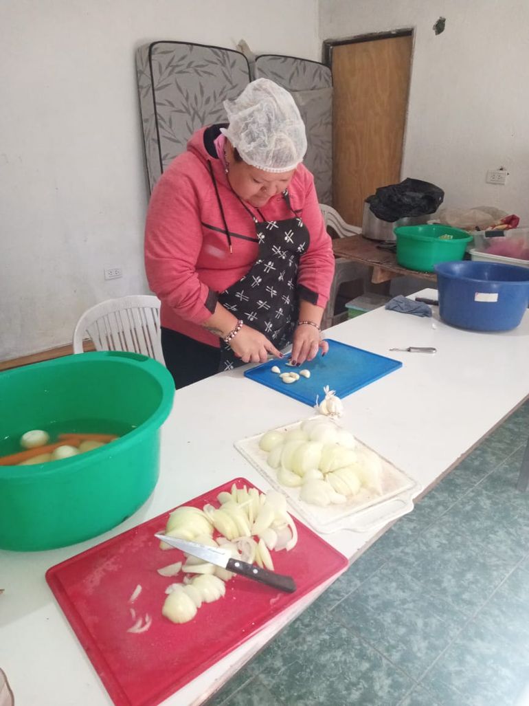 Los militantes del Frente Popular Darío Santillán se empeñan en hacer funcionar sus comedores al menos un par de veces por semana  con los alimentos que donan los propios vecinos.