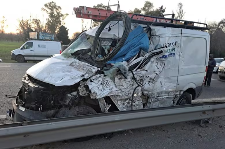 Camioneta llena de adolescentes chocó contra otra: murió un conductor