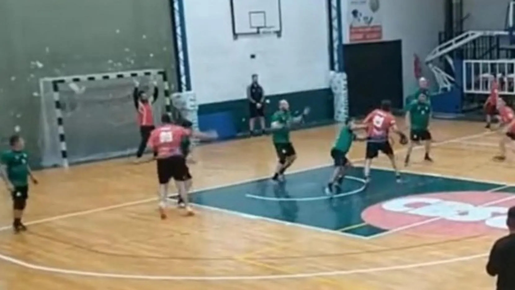 Imágenes sensibles: un jugador le desfiguró la cara a un rival