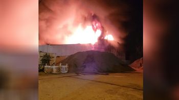 impresionante incendio en una fabrica de sillones: los bomberos aun siguen trabajando