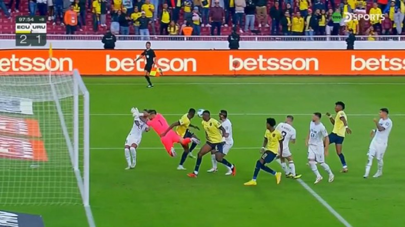 El penalazo que no le dieron a Uruguay contra Ecuador