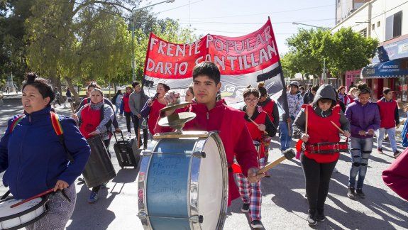 Con una marcha y una olla popular