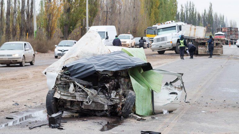El auto Renault Clio quedó sobre uno de los carriles de la Ruta 22.