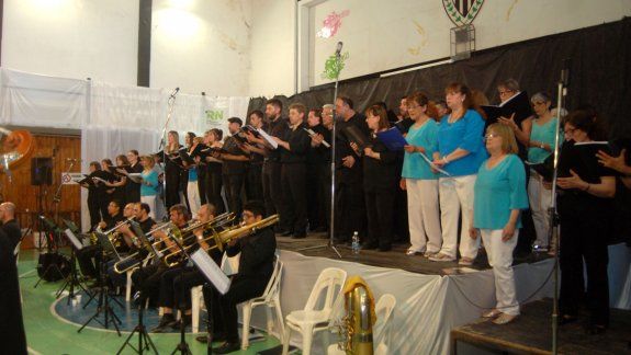 El Coro empezó los festejos en el Club Cipolletti y los extenderá hasta diciembre, cuando hará una misa criolla.