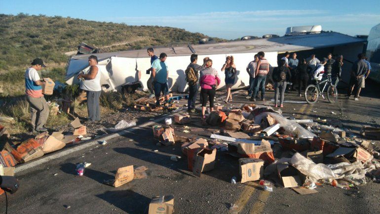 Volcó un camión en la Ruta 151 y aprovecharon para llevarse la carga