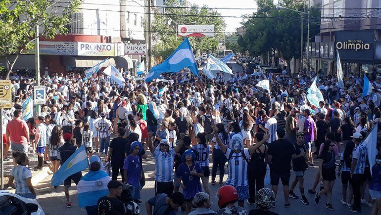 El festejo de los cipoleños por el gran triunfo de Argentina ante Polonia