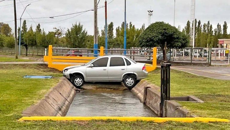 Un auto quedó atascado en el canal de riego tras las intensas lluvias
