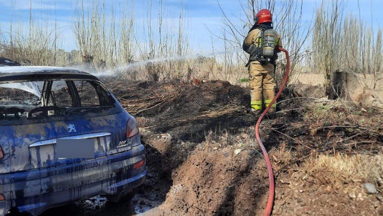 Susto: se les prendi&oacute; fuego el auto en plena marcha