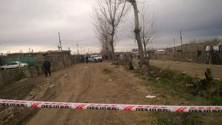 Sangre en la toma 2 de Febrero: un adolescente apareció muerto en una acequia