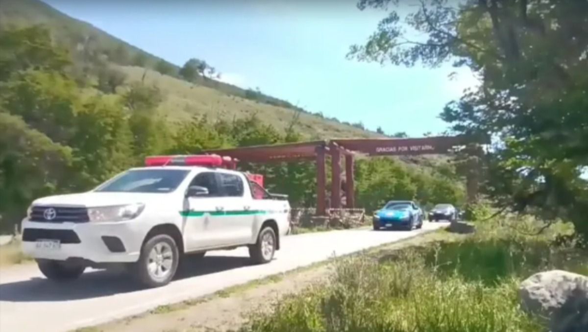 En Santa Cruz, las 59 Ferraris deben circular en varios grupos reducidos, cada uno con un móvil de vigilancia al frente como guía y al que no pueden superar, y otro atrás.&nbsp;