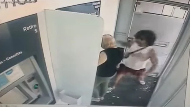 Video: trompeó a una mujer dentro de un cajero y le robó la plata