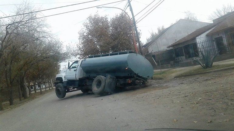 Casi se lo traga la tierra: un camión regador cayó en un pozo sobre calle Bolivia