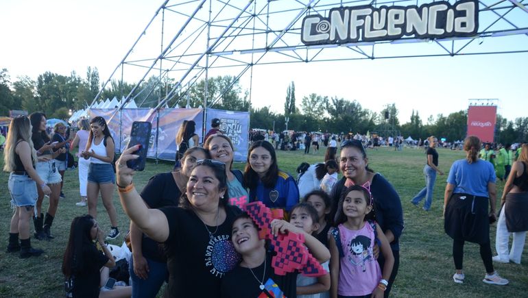 En fotos: así se vive el primer día de la Fiesta de la Confluencia