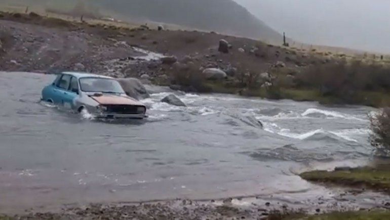 ¡Imparable! El Renault 12 que cruzó un profundo arroyo neuquino