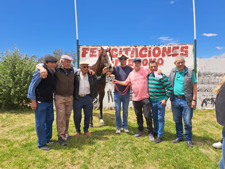 Junto a toda la banda y al cuidador en la foto triunfal.