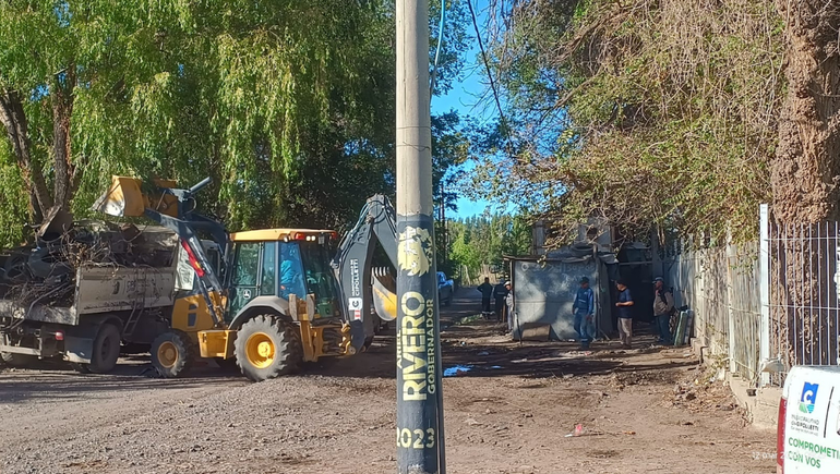 El aguantadero ubicado en ruta 22 y calle Maipú contaba con un tráiler en desuso y cúmulo de residuos. Todo fue retirado por el Municipio.