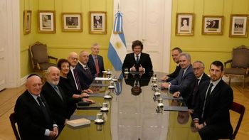 Milei en reunión junto a Manuel Adorni este martes. | LMCipolletti.com Milei en reunión junto a Manuel Adorni este martes.