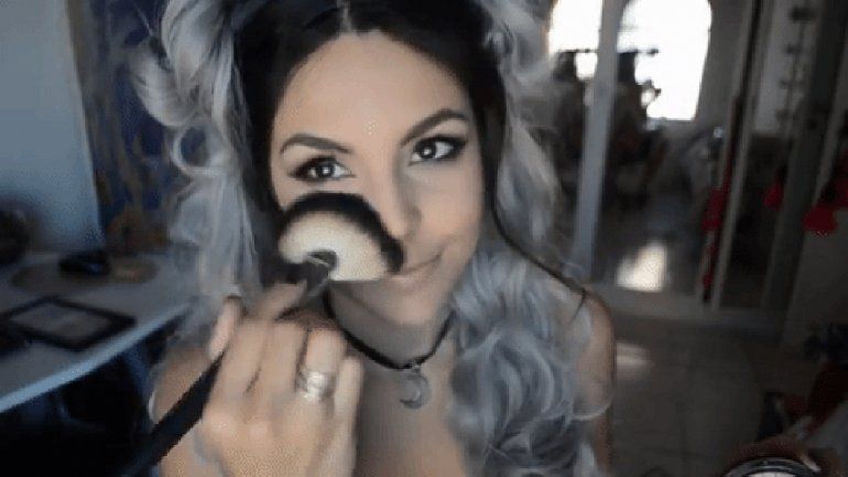 Los videos sobre los secretos del maquillaje que Azul Sad sube a la web alcanzan las 10 mil reproducciones en una semana.