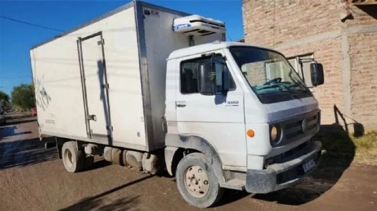El camión que fue abordado por los delincuentes en el momento en que descargaban carne en Huergo.&nbsp;