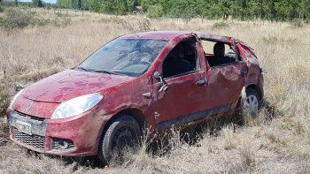 dirigentes de ate rio negro perdieron el control y volcaron sobre la ruta 250