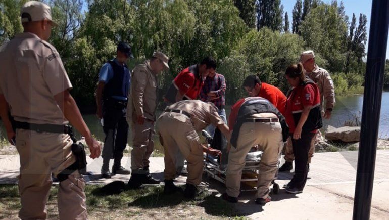 Un prefecto se tiró al agua y rescató a una mujer que era arrastrada por el Limay