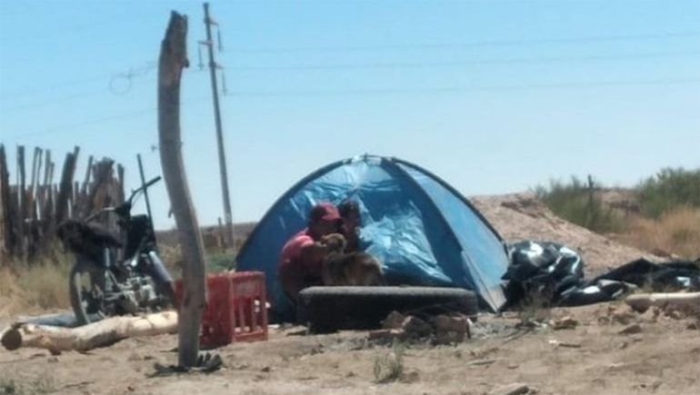 Viven en una carpa y la Policía intentó desalojarlos