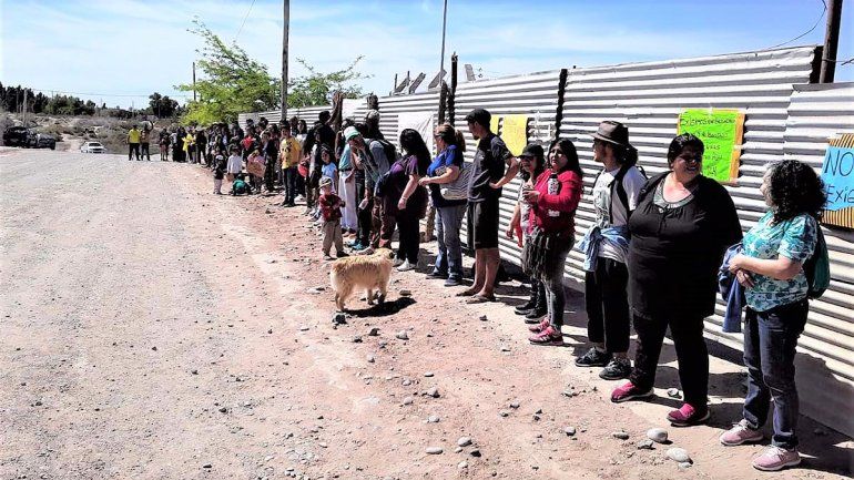 Abrazaron el colegio de Las Perlas para pedir por el nuevo edificio