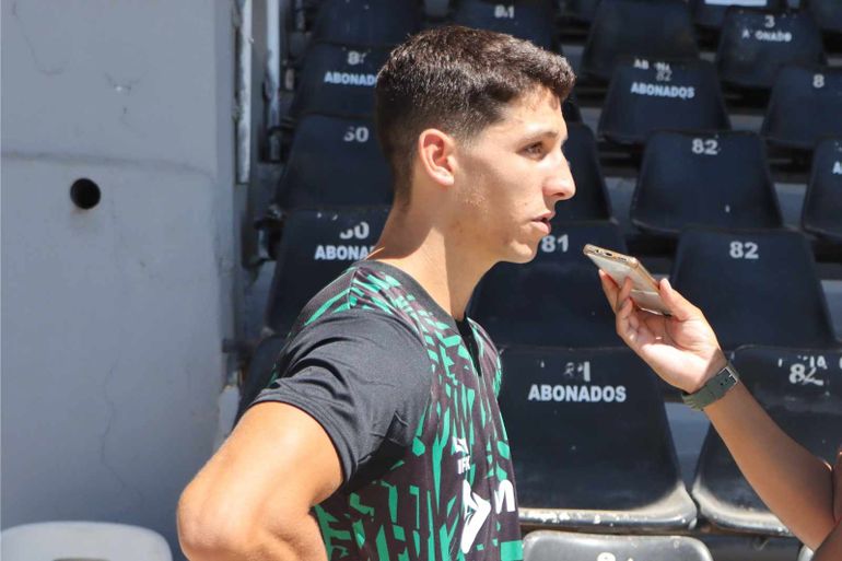 Juan Ignacio Fernández dialogó con LM Cipolletti después del primer entrenamiento. Fotos: Anahí Cárdena&nbsp;