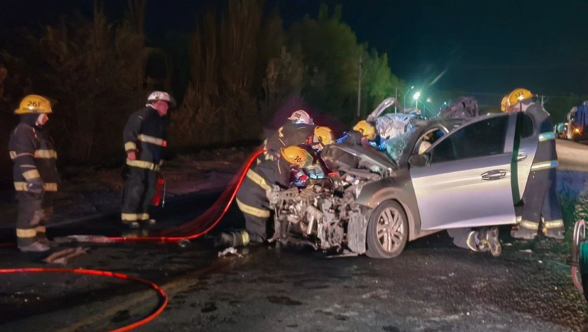 Personal de Bomberos Voluntarios de General Roca debieron emplear herramientas neumáticas para retirar a las víctimas, que habían quedado atrapadas entre los hierros retorcidos.&nbsp;