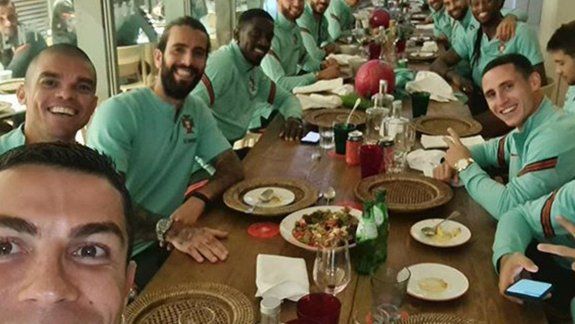 La&nbsp; imagen de Ronaldo con los muchachos.
