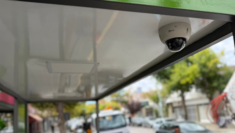 Nuevas cámaras de seguridad se comenzaron a instalar en las garitas del colectivo en Cipolletti.