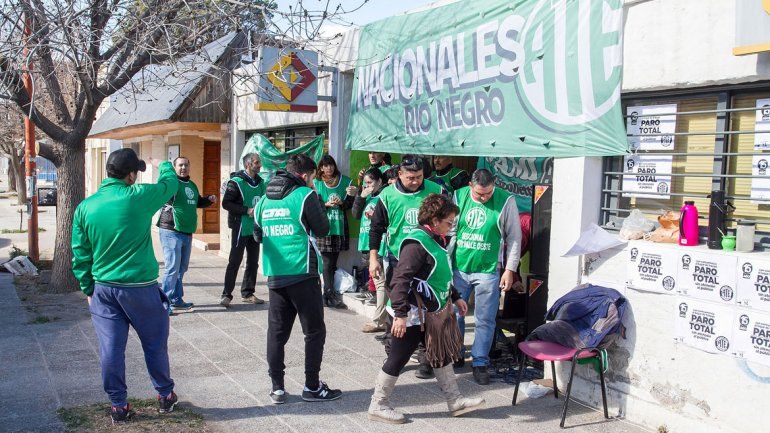 Los gremios ATE y CTA realizaron protestas en las sedes de PAMI.