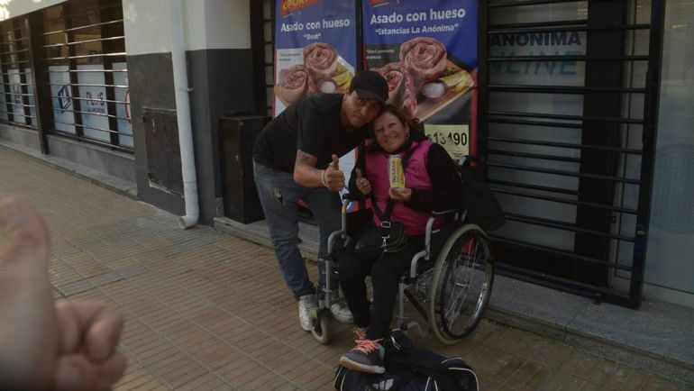 Brian, el del hallazgo y posterior gran gesto, junto a su compañera.