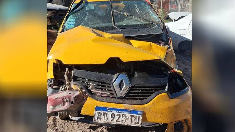 El taxi robado en Neuquén volcó en el cruce de la Ruta 22 y calle Luis Toschi