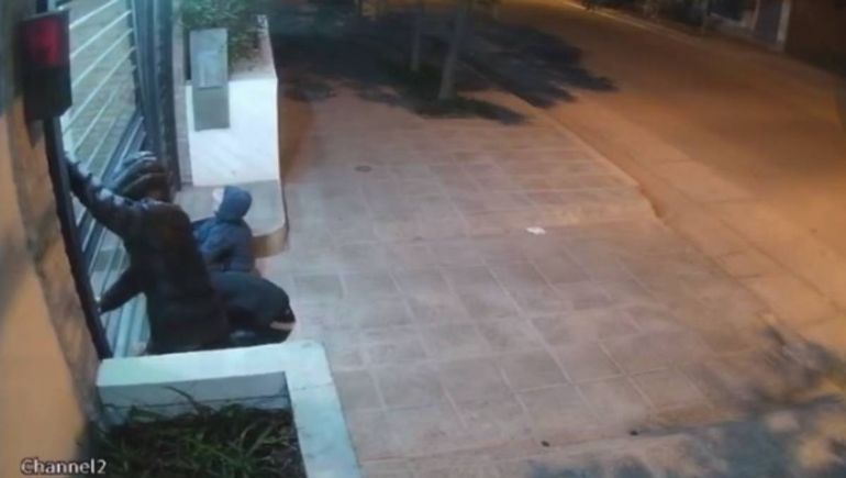 Tres delincunetes encapuchados