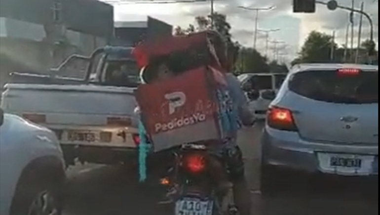 Video: un repartidor circulaba con un niño dentro de la caja de pedidos