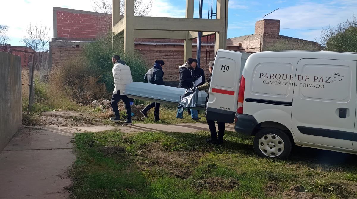 El cuerpo encontrado en el descampado fue trasladado a la morgue para la autopsia.&nbsp;