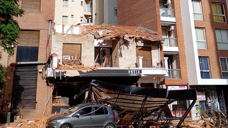 Derrumbe fatal: colapsó el techo de un bar y dejó un muerto y siete heridos
