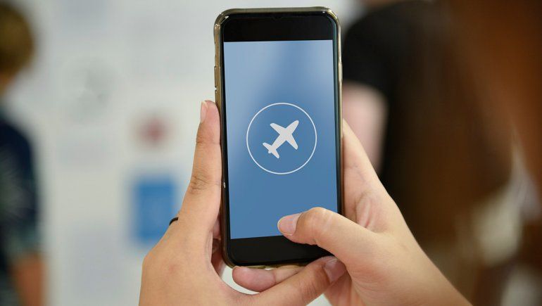 ¿Por qué se pone el celular en modo avión en el aire?