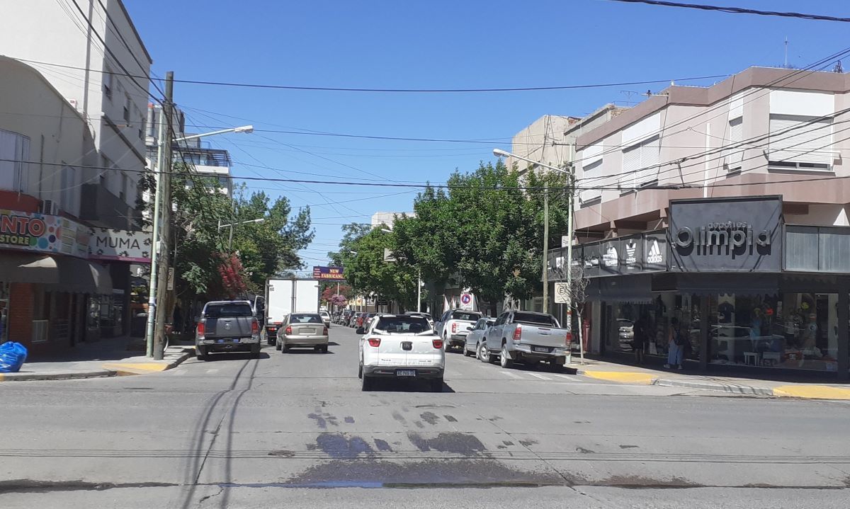 El hotel Ludman está ubicado en la calle España 185. Justo enfrente instalaron el boliche de la polémica.&nbsp;