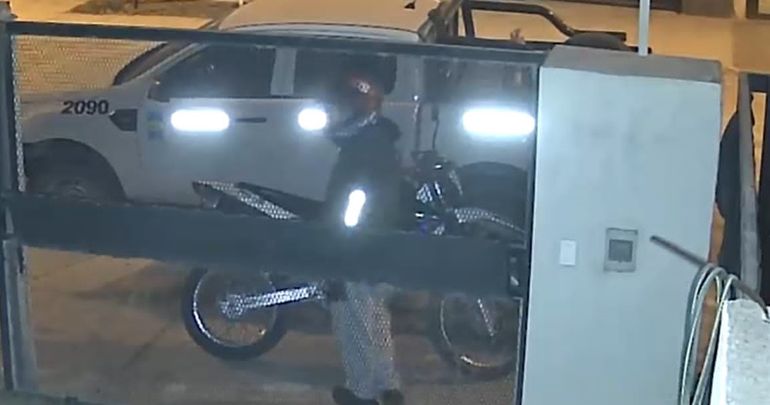 Uno de los cuatro ladrones que llegaron a la casa de Gonzalo y le robaron su moto Honda. La imagen fue tomada por una cámara de seguridad.&nbsp;