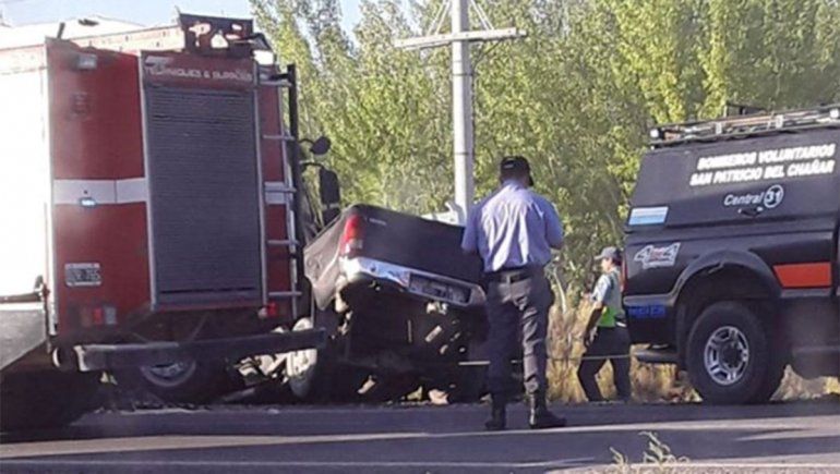 Murieron dos personas en impactante choque entre un camión y una Hilux