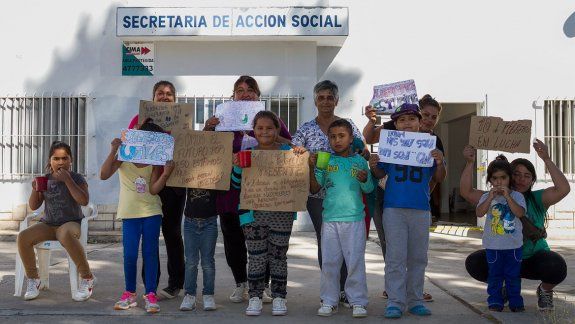 Reclamaron la entrega de útiles escolares y verduras para comedor