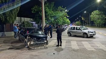El Citroën negro chocó el Clío que estaba estacionado. Vecinos aseguran que el auto negro corría una picada con una Jeep Renegade que escapó del lugar. 