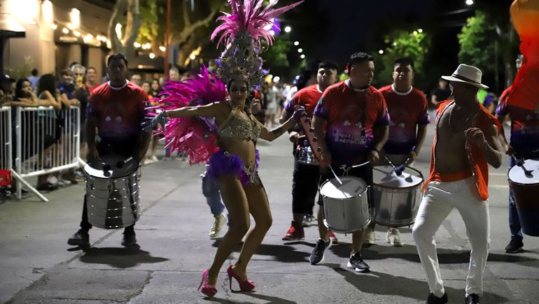 La batucada le puso ritmo y color a la noche.