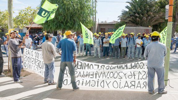 Los obreros de la construcción protestaron frente al IPPV, en la esquina de Arenales y Naciones Unidas.
