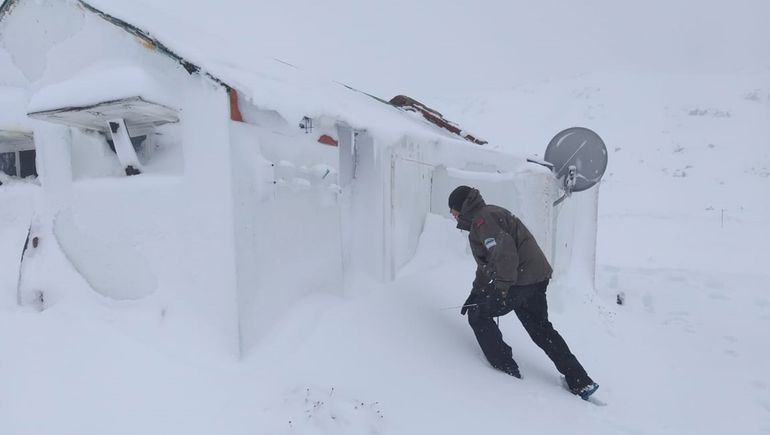 Neuquén tapada de nieve: Gendarmería rescató a gente varada