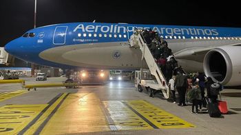 Aerolíneas Argentinas vende pasajes más baratos para viajar de noche entre Buenos Aires y tres ciudades de Chubut y Río Negro. Aerolíneas Argentinas vende pasajes más baratos para viajar de noche entre Buenos Aires y tres ciudades de Chubut y Río Negro.