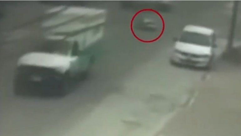 Se abrieron las puertas de la ambulancia y un paciente cayó al asfalto