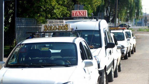 Los tacheros no saben con quién hablar del aumento de tarifas